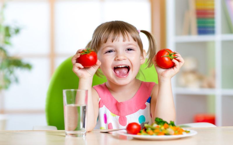 Thử đưa ra 3 – 4 lời đề nghị ăn các loại rau với trẻ con