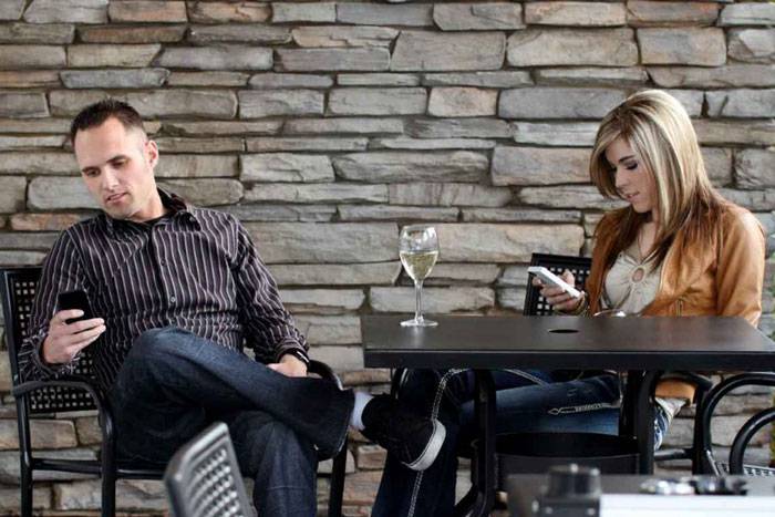 Cho dù hẹn hò với người yêu thì hội chứng nghiện smartphone vẫn là điều nhiều người đang gặp phải