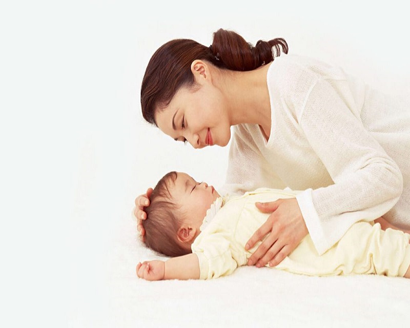 Bố mẹ nên rèn luyện thói quen ngủ tốt cho bé