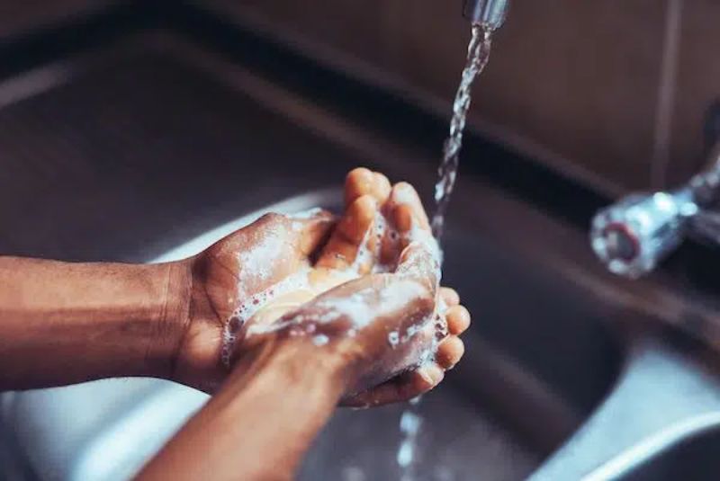 Rửa tay thường xuyên để tránh sự lây nhiễm của virus