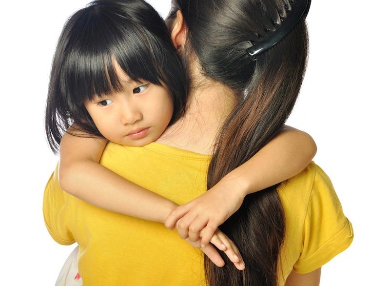 Hãy ôm và trò chuyện cùng con thay vì những những trận đòi roi nhé