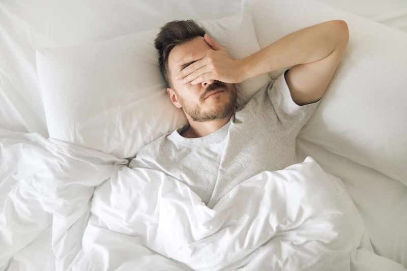 Rung giật cơ khi ngủ là hiện tượng các cơn co giật ngắn hoặc bất ngờ khi ngủ 