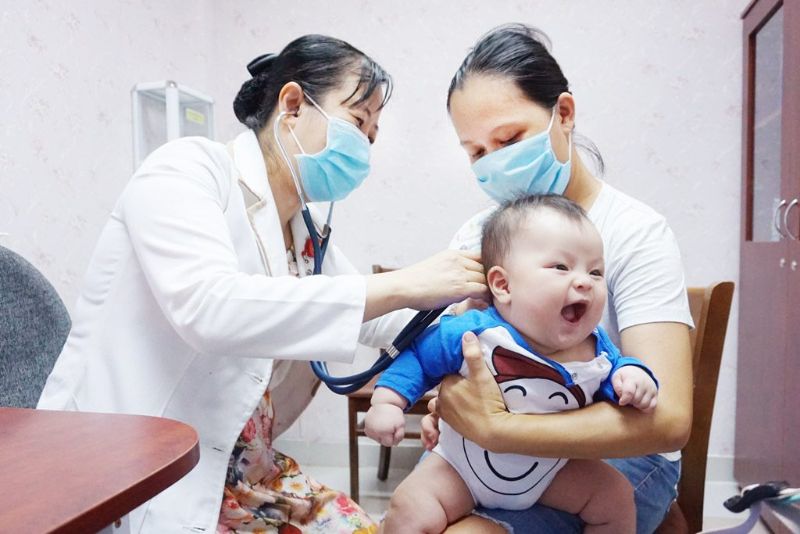 Nếu phát hiện trẻ bị sốt tinh hồng nhiệt bạn cần đưa trẻ đến cơ sở khám chữa bệnh chuyên khoa 