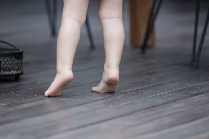 Trẻ bị tật nhón chân khi đi bước chân sẽ không vững và chỉ sử dụng các ngón bàn chân để di chuyển
