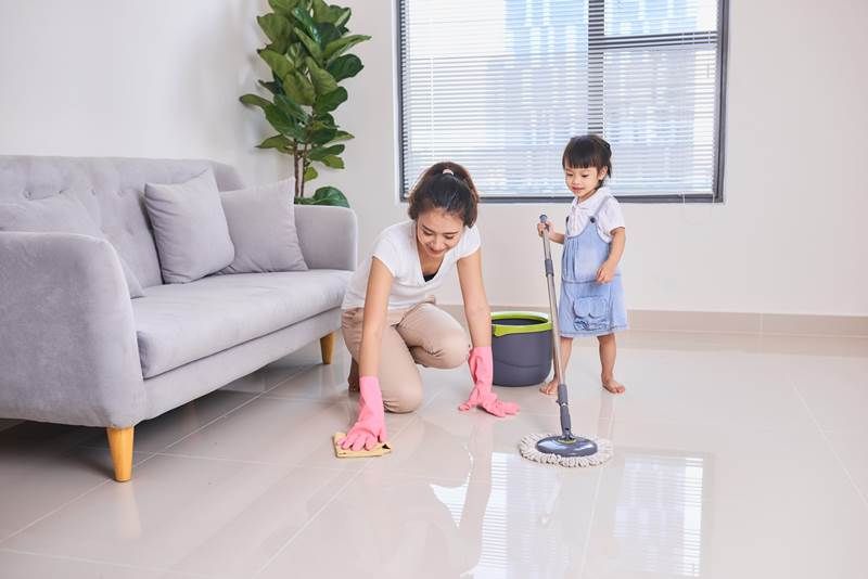 Cùng con làm việc nhà cũng là một cách giúp bé có được tính tự lập và ngăn nắp
