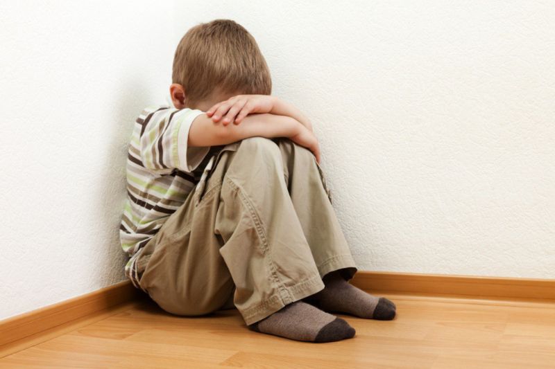 Với những trẻ sống khép kín có biểu hiện trầm cảm cần được điều trị tâm lý kịp thời 